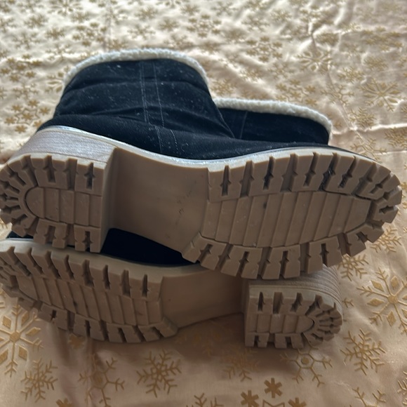 Ladies Boots in size 9. - Picture 2 of 3